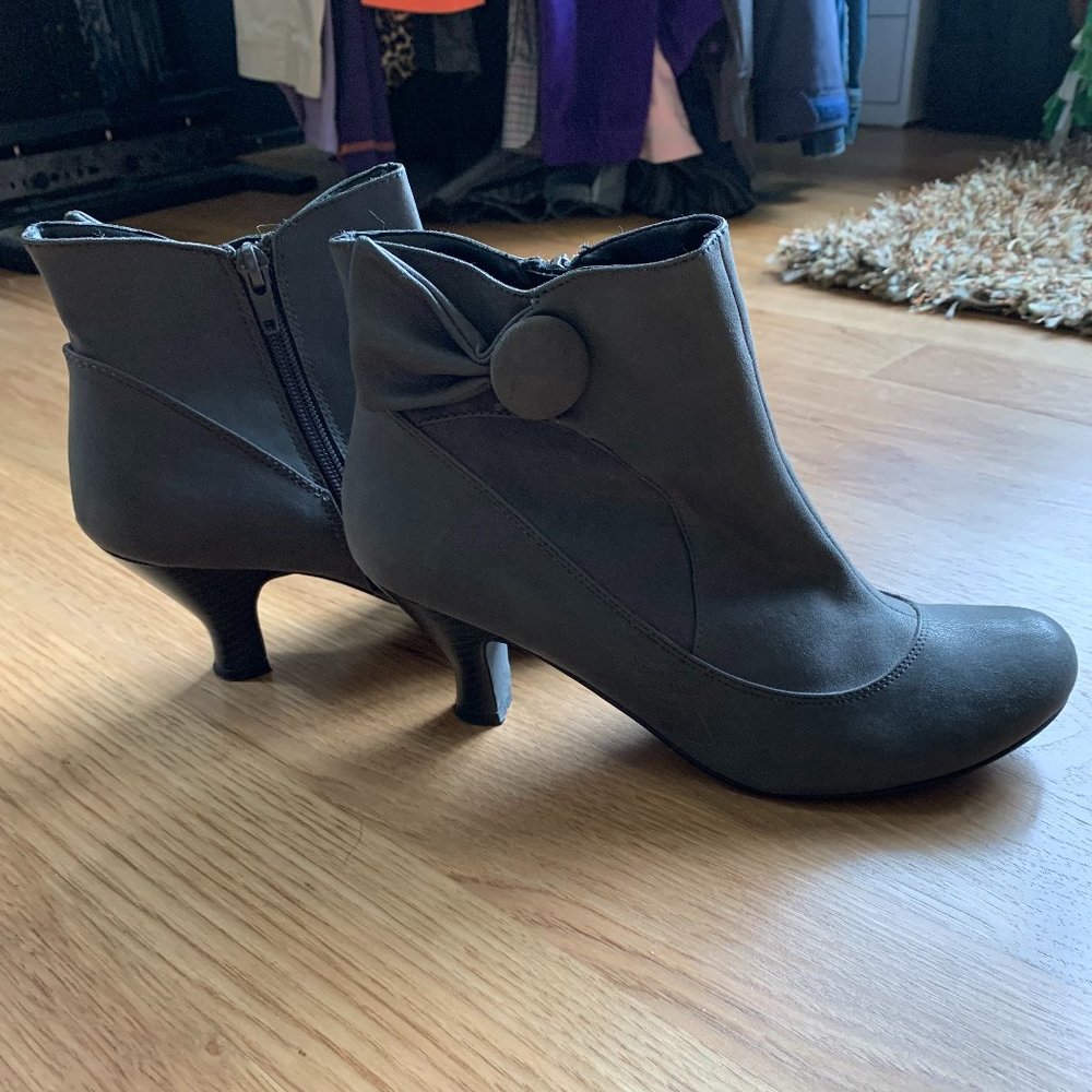 MUDD Medium Gray Ankle Boots - Women's Size 10